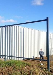 Заборы из профнастила: как сделать расчёты и установить без ошибок